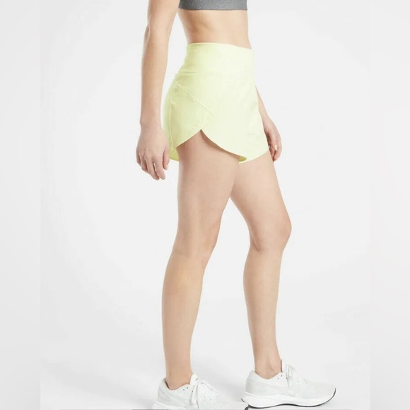 Athleta Run With It 3.5” Short in Tequila Green. New with tags, size Large. - Picture 3 of 8